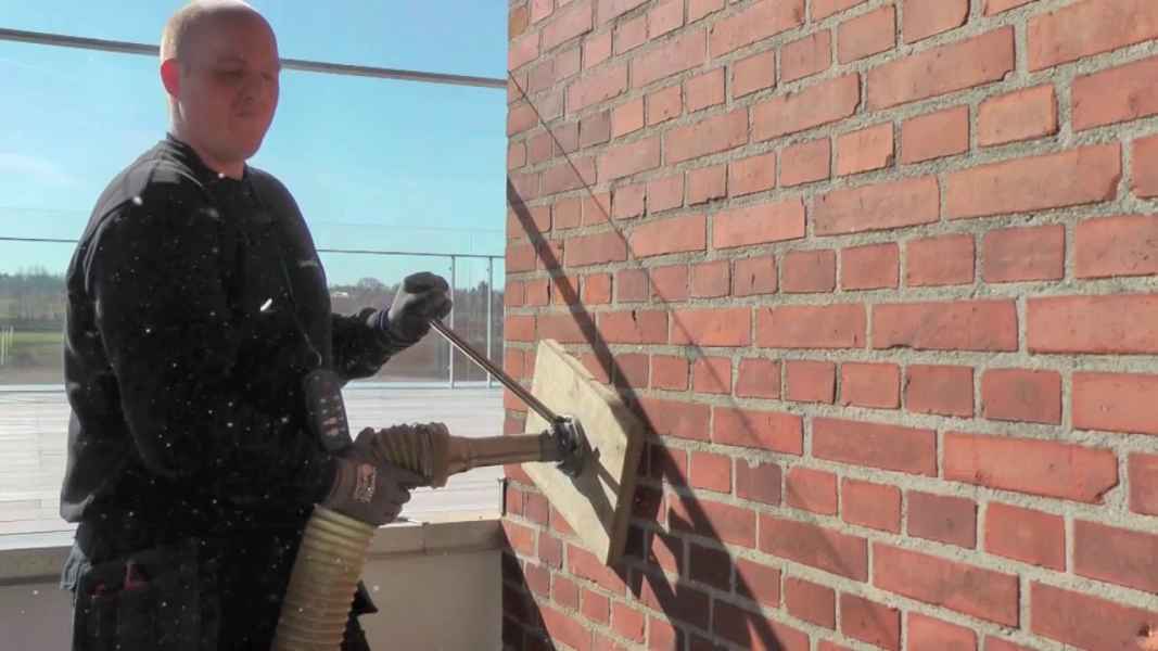 Hulmuren fyldes med isolering